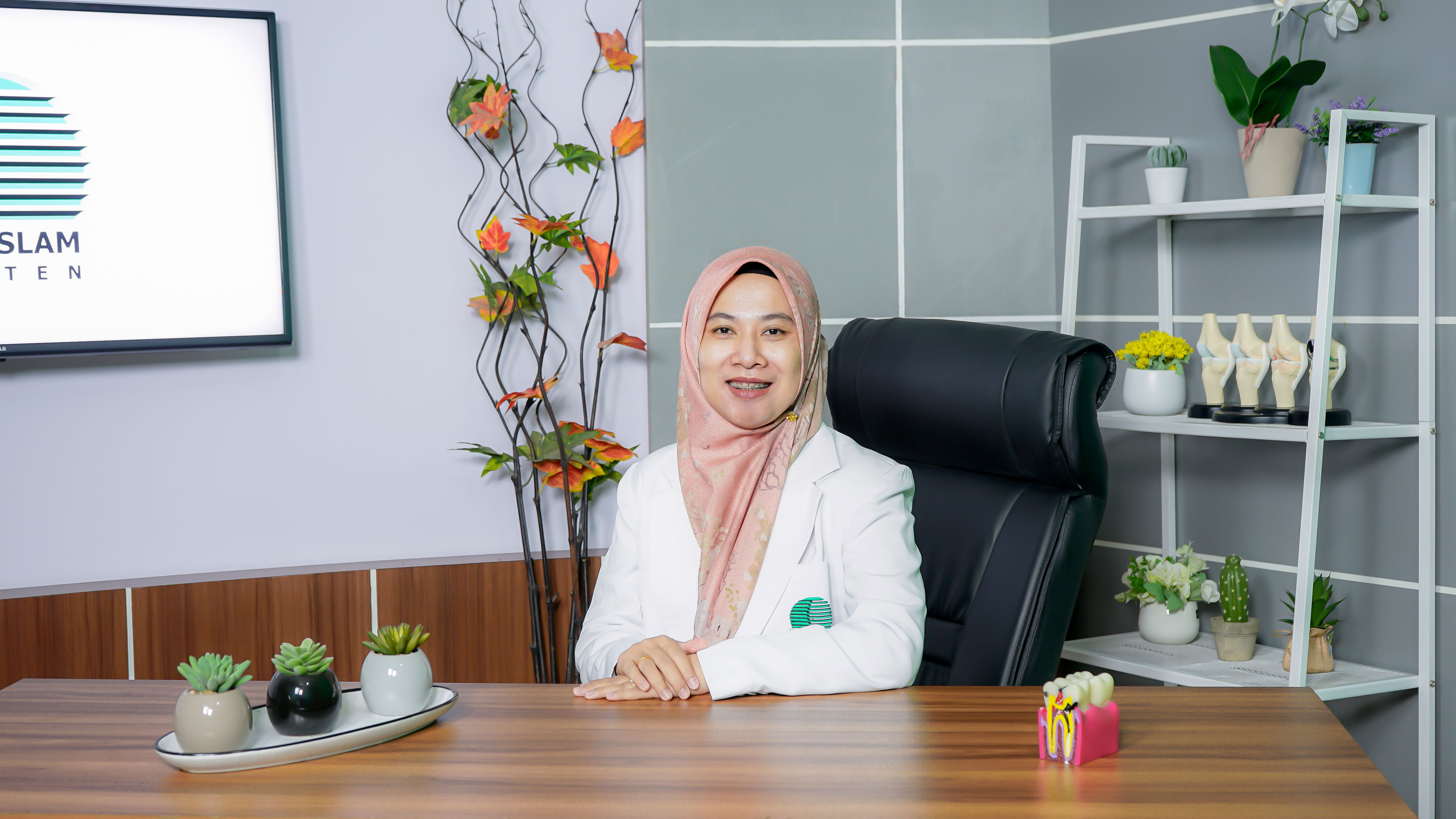 drg. Istikhomah Darmawati, Sp.KG